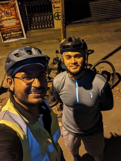 Back in action after a short break. It just took two of us to get the wheels rolling again, exploring our usual circuit around Indiranagar and Defence Colony.