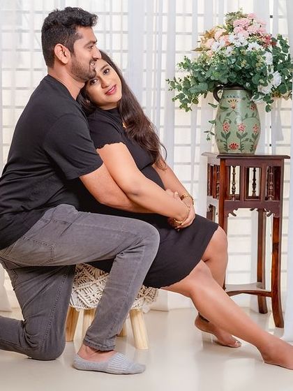 A maternity shoot can also be modern and relaxed. This couple chose a simple, casual look for their studio session, where the focus is purely on their connection and the love they share as they await their little one.