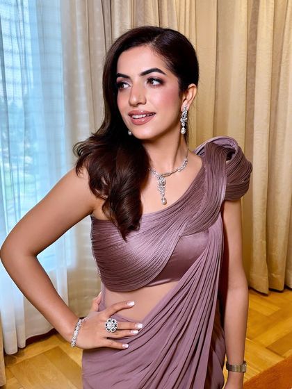 Noor, looking absolutely radiant for her Roka. This glam makeup look is a blend of bold colors and soft textures.