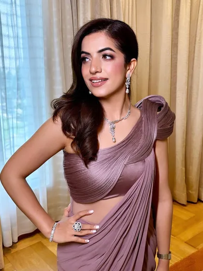 Noor, looking absolutely radiant for her Roka. This glam makeup look is a blend of bold colors and soft textures.