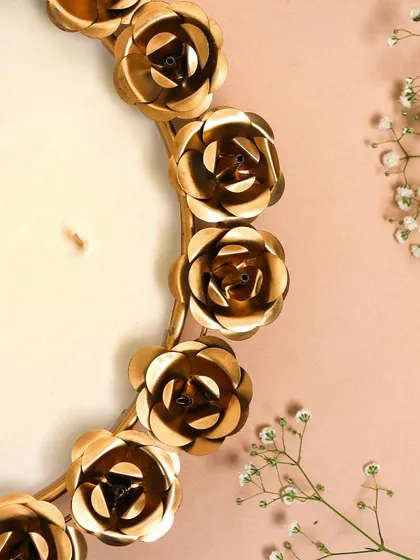 It’s all in the details. A close-up of the intricate metal roses that adorn our Rose Candle Bowl, a true work of craftsmanship.