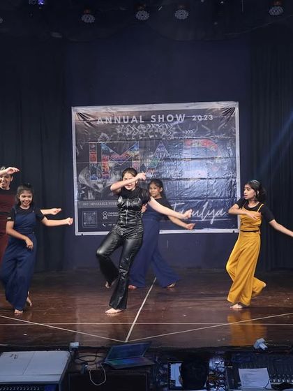 A moment of synchronized movement from our contemporary storytelling performance, where the group moves as a cohesive unit.