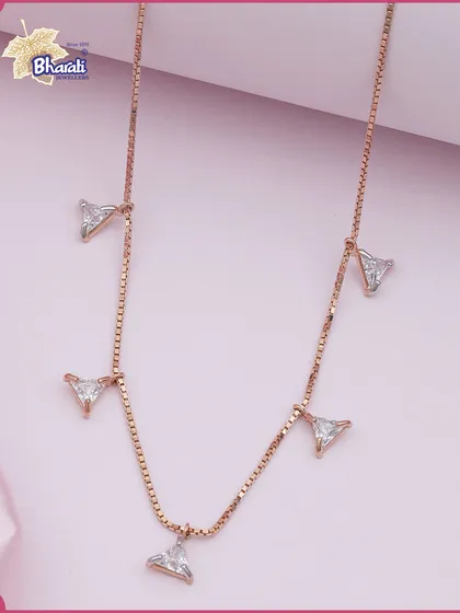 Geometry meets brilliance. This modern necklace features a delicate rose gold chain with sparkling triangle-shaped diamond charms, crafted for everyday luxury.