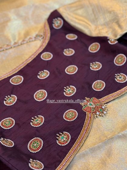 The back of the wine-colored blouse, featuring scattered butis and a statement motif.