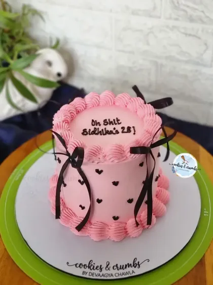 The vintage bow cake trend is one of my absolute favorites. This minimalist pink cake with delicate black hearts and ribbons is perfect for someone who loves a chic, Pinterest-worthy aesthetic.