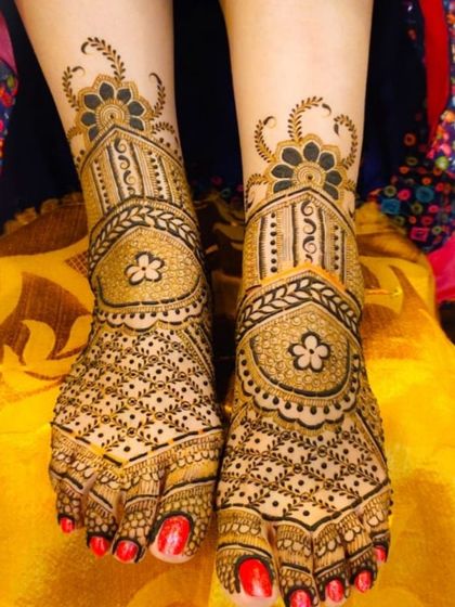 This is a duplicate of image 2. An elegant and symmetrical foot design, featuring delicate floral motifs and fine line work that beautifully adorns the feet.