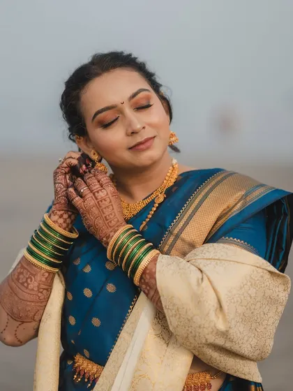 A close-up of the bride's soft smokey eye and nude lip combination. This look is perfect for a seaside Maharashtrian wedding, offering a touch of modern sophistication.