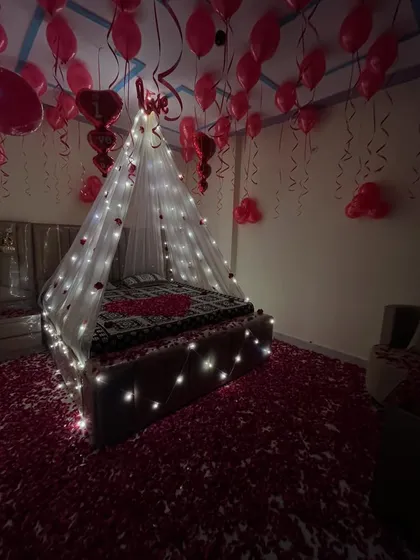 The room decoration in lower light, highlighting the beautiful effect of the fairy lights.