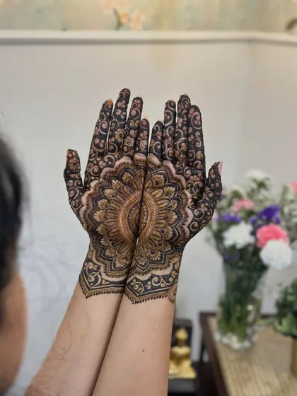 This symmetrical mandala design is a favorite. When the palms are brought together, they form a complete, mesmerizing circle, symbolizing unity and wholeness.