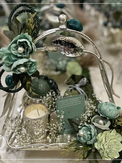The Gilded Grove single-tier tray, beautifully arranged with a scented candle, a personalized card, and floral accents. This is how I ensure every wedding gift is a complete, multi-sensory experience.