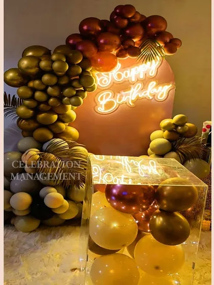 A final shot of this cozy and chic birthday corner, perfect for an intimate celebration at home.