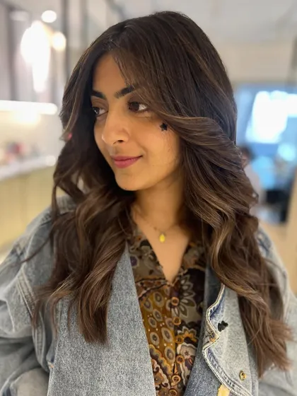 Hello beautiful hair. This look combines warm balayage highlights with face-framing layers for a soft, summery, and glowing result.