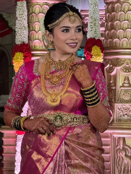 A classic South Indian bridal look for a temple wedding. The focus here is on radiant skin, beautifully defined eyes, and traditional jewelry that comes together for a divine and unforgettable look.