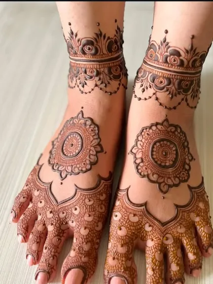 Don't forget the feet. We create stunning foot mehndi, from simple mandala designs to elaborate patterns that look like traditional payals, ensuring you look perfect from head to toe.