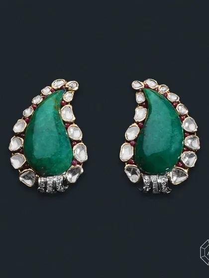 This is what happens when heritage design meets modern craftsmanship. These custom-made earrings feature vibrant, drop-shaped emeralds framed by a mix of uncut, round, and baguette diamonds. This piece was designed to be a showstopper, perfect for a gala or a significant celebration, proving that fine jewellery can be both opulent and elegant.