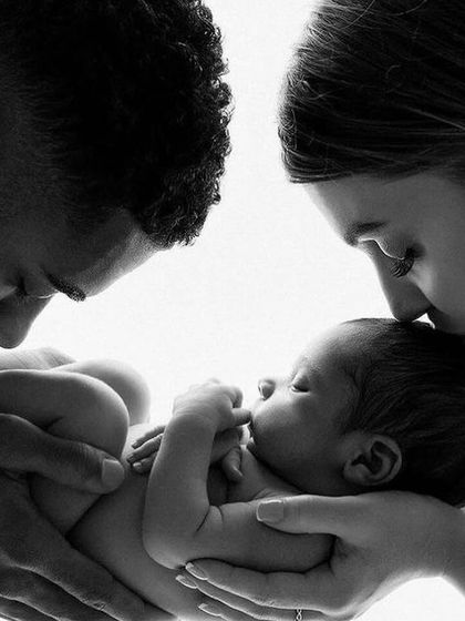 The "inspiration" photo for the previous post, showing a perfect, serene family portrait.