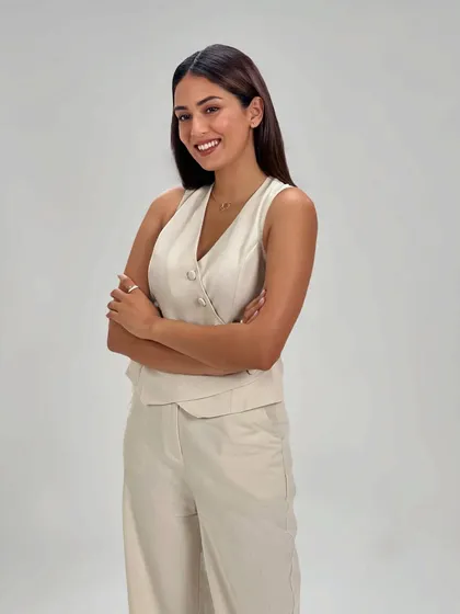A smiling, happy shot of Mira in her casual-chic outfit. Sometimes, the simplest looks are the most effective.