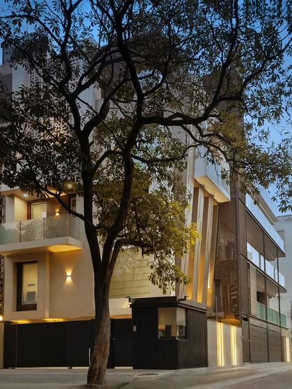 An elegant interplay of masses and materials. This facade seamlessly blends striking screens in vertical, horizontal, and polygonal patterns, using corten steel and angular aluminum panels to redefine privacy and beauty.