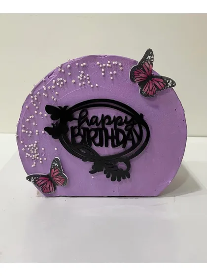 A half-kg top forward cake in a lovely lavender color, decorated with butterfly toppers. This shows how the trendy style can also be delicate and pretty.