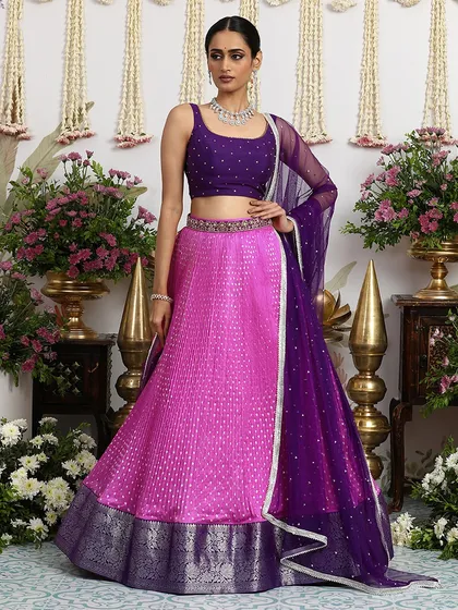 This ensemble is perfect for the bride who celebrates heritage with a contemporary edge, blending the best of Bandhani and Banarasi crafts.