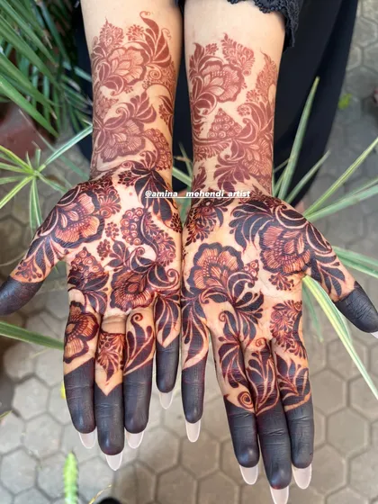 This is the result of my organic henna after 48 hours. The stain develops into a deep, dark color, and this design shows how I can create beautiful, bold floral patterns that are not as dense but still make a statement.