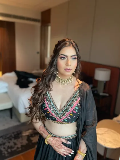 Unveiling Celestial Chic! A look that plays with my favorite hue, pink. This pink smokey eye is a great option for a guest who wants a trendy and glamorous look.