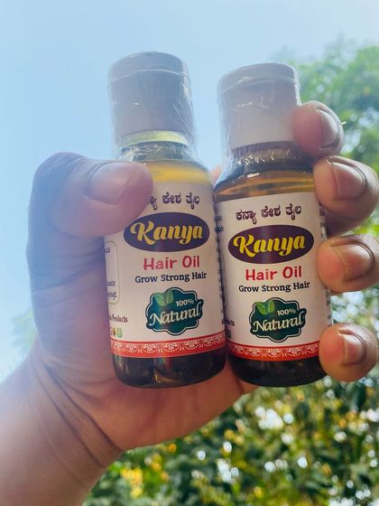 This picture shows the difference in color between a new batch and an older one, which can happen with natural ingredients. The efficacy remains the same.