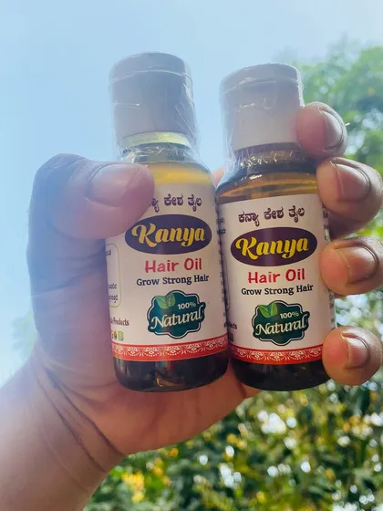 This picture shows the difference in color between a new batch and an older one, which can happen with natural ingredients. The efficacy remains the same.