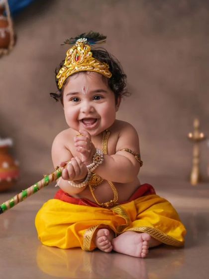 The infectious smile of a little Krishna. We provide all the accessories, from the flute to the peacock feather crown, for a complete and authentic look.