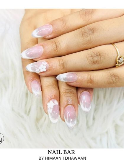 A dreamy and delicate take on the French ombré, with subtle 3D white flower details for a touch of romance.