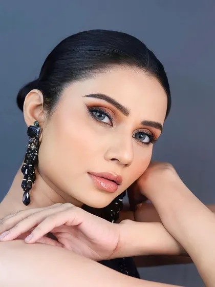 A close-up of the soft smoked-out liner. This technique defines the eyes beautifully while maintaining a modern and clean aesthetic.