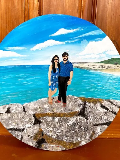 I love turning cherished photos into lasting memories. This custom anniversary portrait was painted with gouache on a circular canvas, capturing a special moment for the couple against a beautiful beach backdrop.