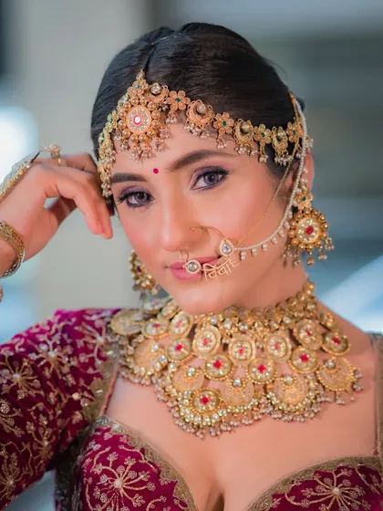 A direct gaze that captures the confidence of a bride. The makeup enhances her features, with a focus on the eyes and a radiant complexion that glows.