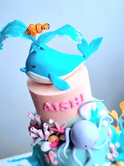 A close-up of the whale topper, showing the rice paper splash effect.