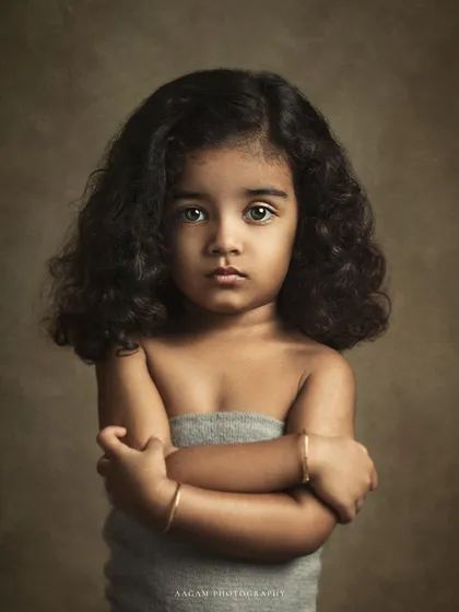 In her eyes, you can see a universe of stories waiting to be told. My children's portraits focus on capturing the pure, unfiltered soul of childhood, creating a memory that is both honest and beautiful.