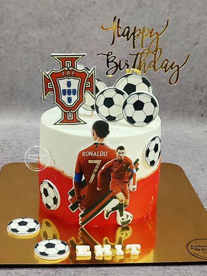 Another great Cristiano Ronaldo cake, this time featuring the Portugal national team crest and colors.