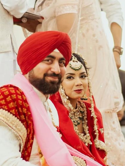 A candid moment of a Sikh couple during their Anand Karaj ceremony.