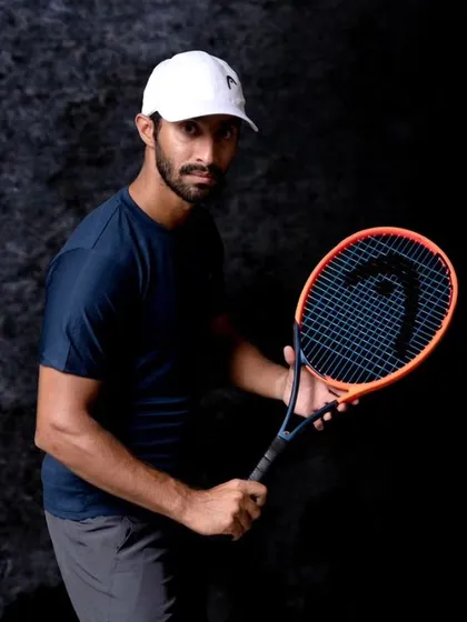 Having the right gear is crucial. Here I am with my HEAD Radical Pro, a racquet I trust for its blend of power and control. I help all my clients choose equipment that perfectly matches their playing style.
