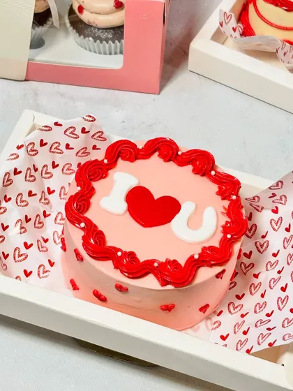 A simple and modern "I ❤️ U" bento cake. Sometimes the sweetest messages are the most direct.