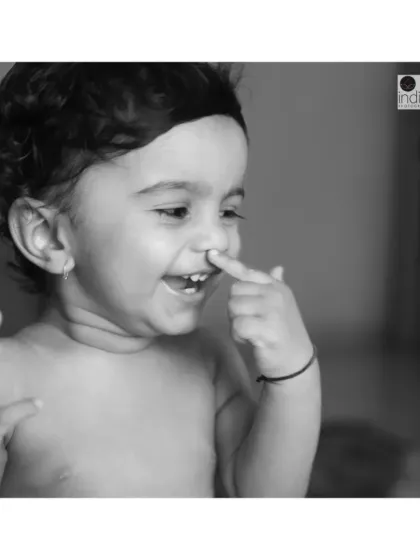 Sometimes, a simple black and white photo can say so much. This quiet, candid moment was captured during a relaxed at-home session. It shows the sweet, playful personality of this little one, proving that you don't need fancy setups to create a powerful memory.