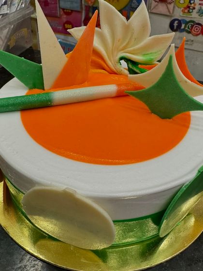 A simple and elegant Independence Day cake with a clean tricolor design. The white chocolate lotus and shards add a beautiful finishing touch.