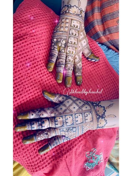 A unique design with rows of elephants on the fingers, a playful and eye-catching choice for any festival.