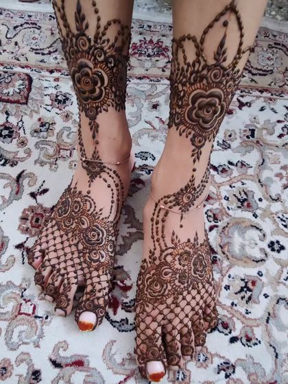 An intricate and beautiful floral design for the feet. The pattern features roses and netting that covers the entire foot, creating a rich and detailed look similar to bridal mehendi.