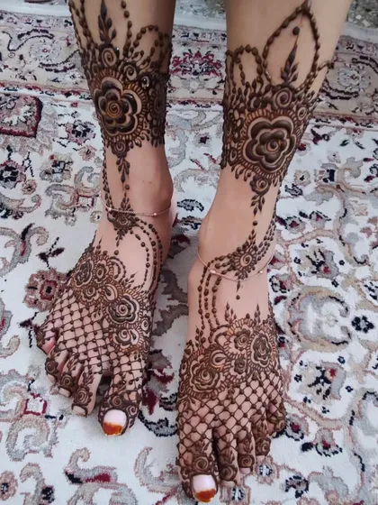 A gorgeous net (jaal) pattern on the toes, paired with a floral vine that gracefully climbs up the side of the foot.