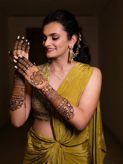 A chic and modern Mehendi look. This bride opted for a stylish draped saree in a beautiful olive green, which I paired with a soft smokey eye and a glossy lip for an evening Mehendi party.