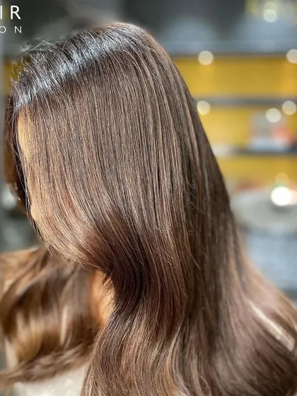 A beautiful balayage for this babe. The natural-looking highlights and soft waves create a stunning, sun-kissed effect.