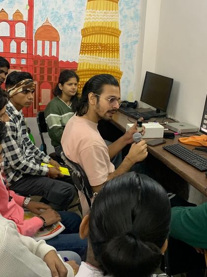 A glimpse into our Audio Production class where students are learning about different types of microphones. Understanding the right equipment is the first step toward becoming a skilled sound engineer.