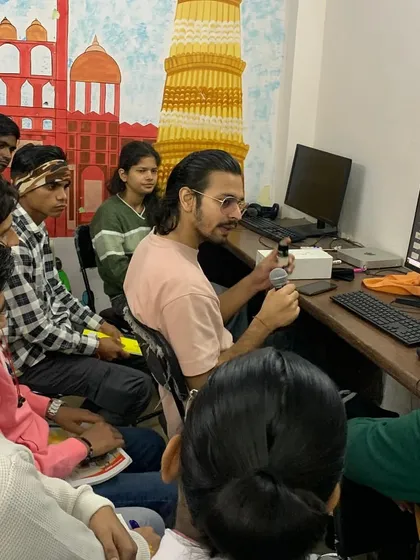 A glimpse into our Audio Production class where students are learning about different types of microphones. Understanding the right equipment is the first step toward becoming a skilled sound engineer.