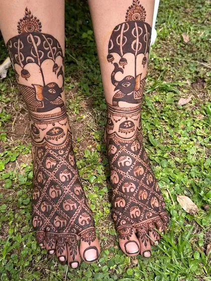 How cute are these little elephants with umbrellas? I love adding playful and unique motifs to my leg mehendi designs. This pattern combines traditional jaali work on the foot with a grand elephant figure on the shin for a truly royal feel. 🐘