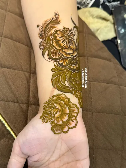 Continuing the design, I've added another flower to create a small, elegant trail on the wrist. This shows how I can build a design based on the client's preference.